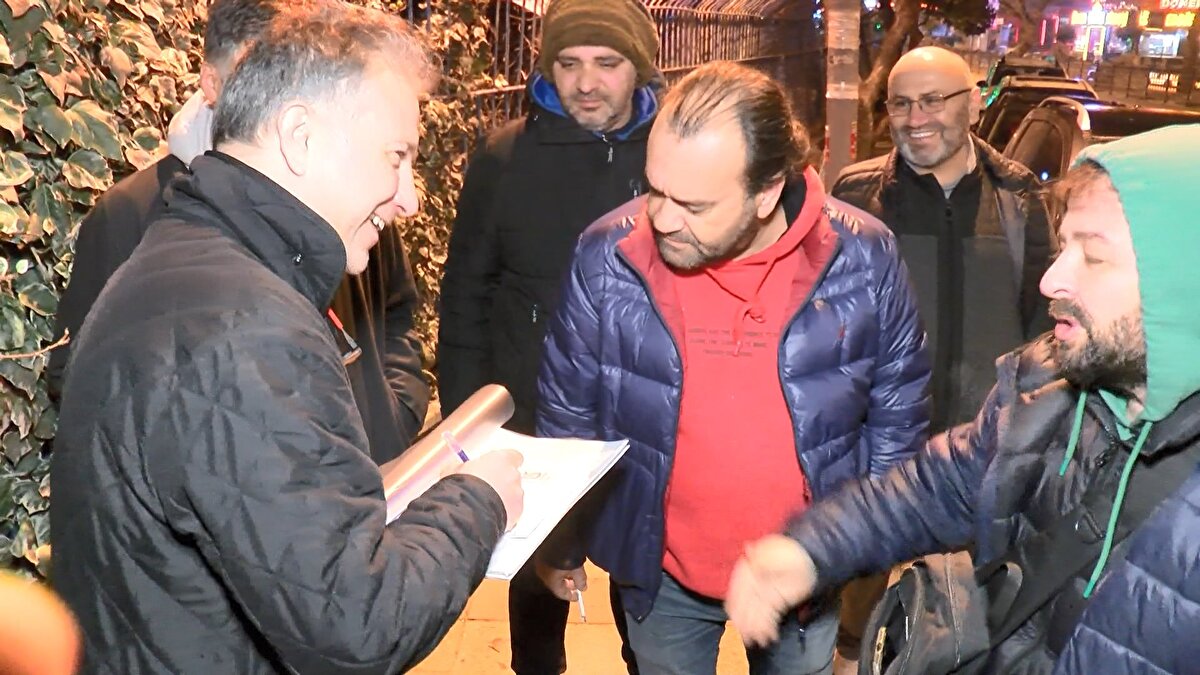  Kendi aralarında organize olan vatandaşlar gelenlerin isimlerini sırayla bir deftere kaydettiler. Bazı vatandaşlar demledikleri çayı içerek sohbet ederken, bazı vatandaşlar ise sıra defterine adını yazdırdıktan sonra arabalarının içinde uyuyarak sabahı bekledi. 