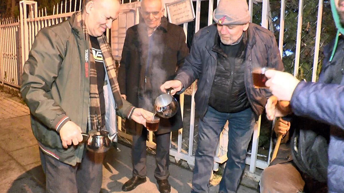  Geceden gelip sıra bekleyenlerden Oğuzhan Özkan, “ Son gün gelmemin sebebi, yeni yılda zamlanacak. Sabah saat 05.00’den beri buradayım. Hem askerlik borçlanması hem de Bağ-Kur ihyası yapmak için geldim dedi. 