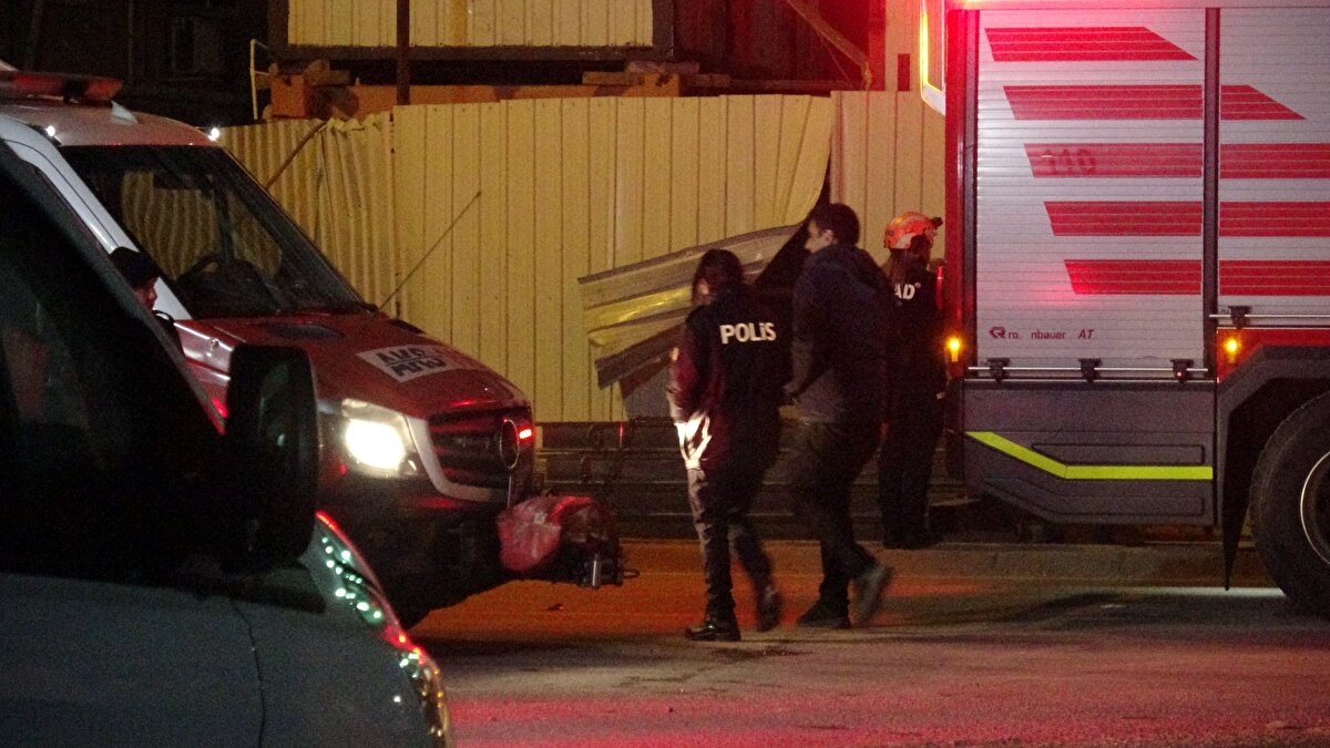 Köşger, adli sürecin başladığını belirterek savcıların sahada incelemeler yaptığını, vefat eden vatandaşlarla ilgili adli sürecin tamamlanmasının beklendiğini bildirdi.<br><br>Her türlü kanuni sürecin yürütüleceğini aktaran Köşger, "Her kimin kabahati varsa sonuna kadar gidilecek. Hak ettikleri cezayı alacaklar. Burası yapı denetim firması ve belediyenin kontrolü altında, o süreçlerde bir ihmal varsa değerlendirilecek." dedi.