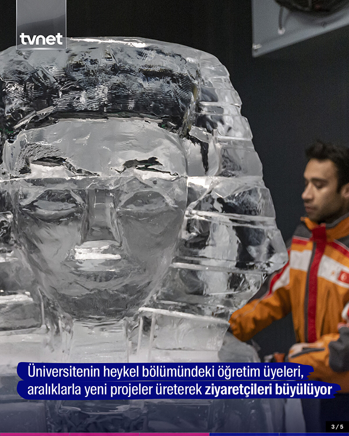 Üniversitenin heykel bölümündeki öğretim üyeleri, aralıklarla yeni projeler üreterek ziyaretçileri büyülüyor