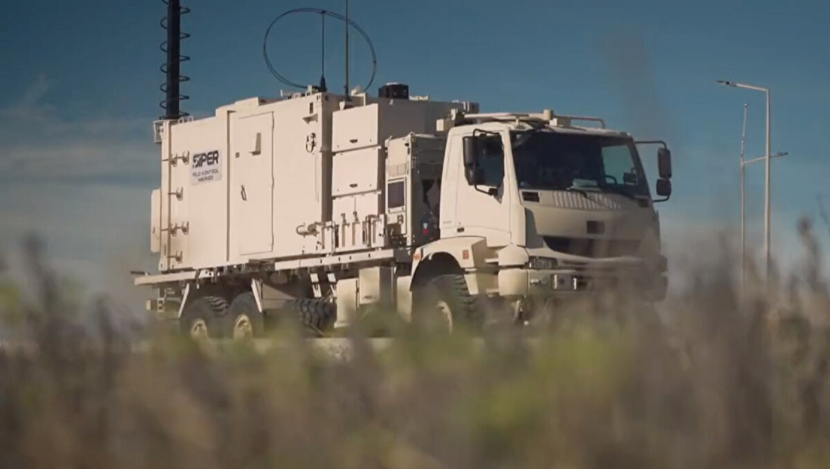 Başarılı test atışının ardından ilk açıklama Savunma Sanayii Başkanı İsmail Demir'den geldi.<br><br>Sosyal medyadan test atışına ilişkin görüntüleri paylaşan Demir, SİPER Füzesi'nin bu başarısının Türkiye Yüzyılı'na girerken Türk milletine yeni yıl hediyesi olduğunu belitti. 2023'ün yerli hava savunma sistemleri için önemli bir yıl olacağının da altını çizen Demir, "Uzun Menzilli Hava Savunma ve Füze Sistemi SİPER hizmete sunulacak." dedi.