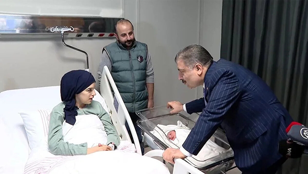 Sağlık Bakanı Fahrettin Koca, Başakşehir Çam ve Sakura Şehir Hastanesi'nde yeni yılın ilk bebeğini ziyaret etti.<br><br>