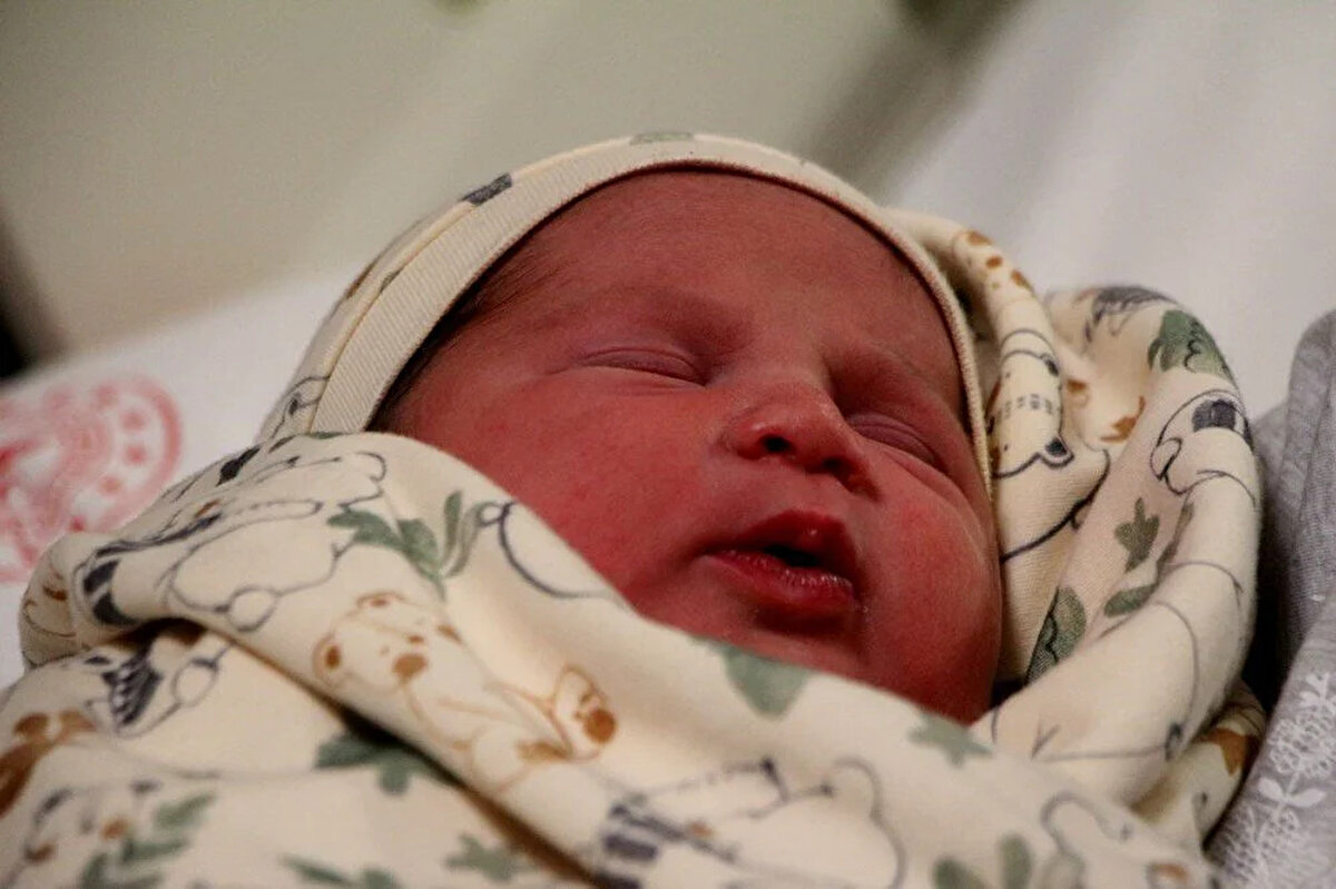 Adana'da, kentin yeni yılda dünyaya gelen ilk bebeği 'Toprak' oldu. Toprak, saat 00.01'de doğdu.<br><br>