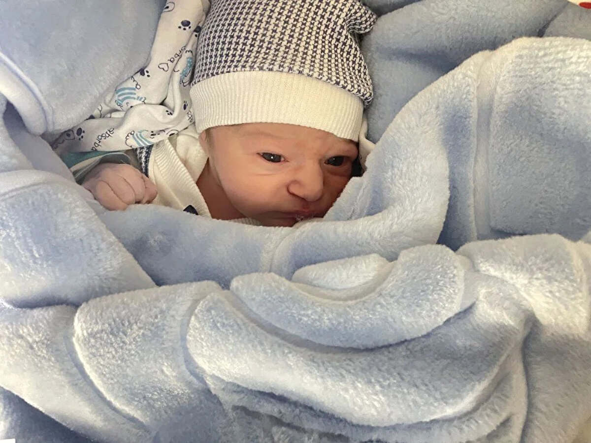 Başkan Kılınç, anne Cansu ile baba İbrahim Aykut'a hayırlı olsun dileklerinde bulunarak çeyrek altın hediye etti.<br><br>