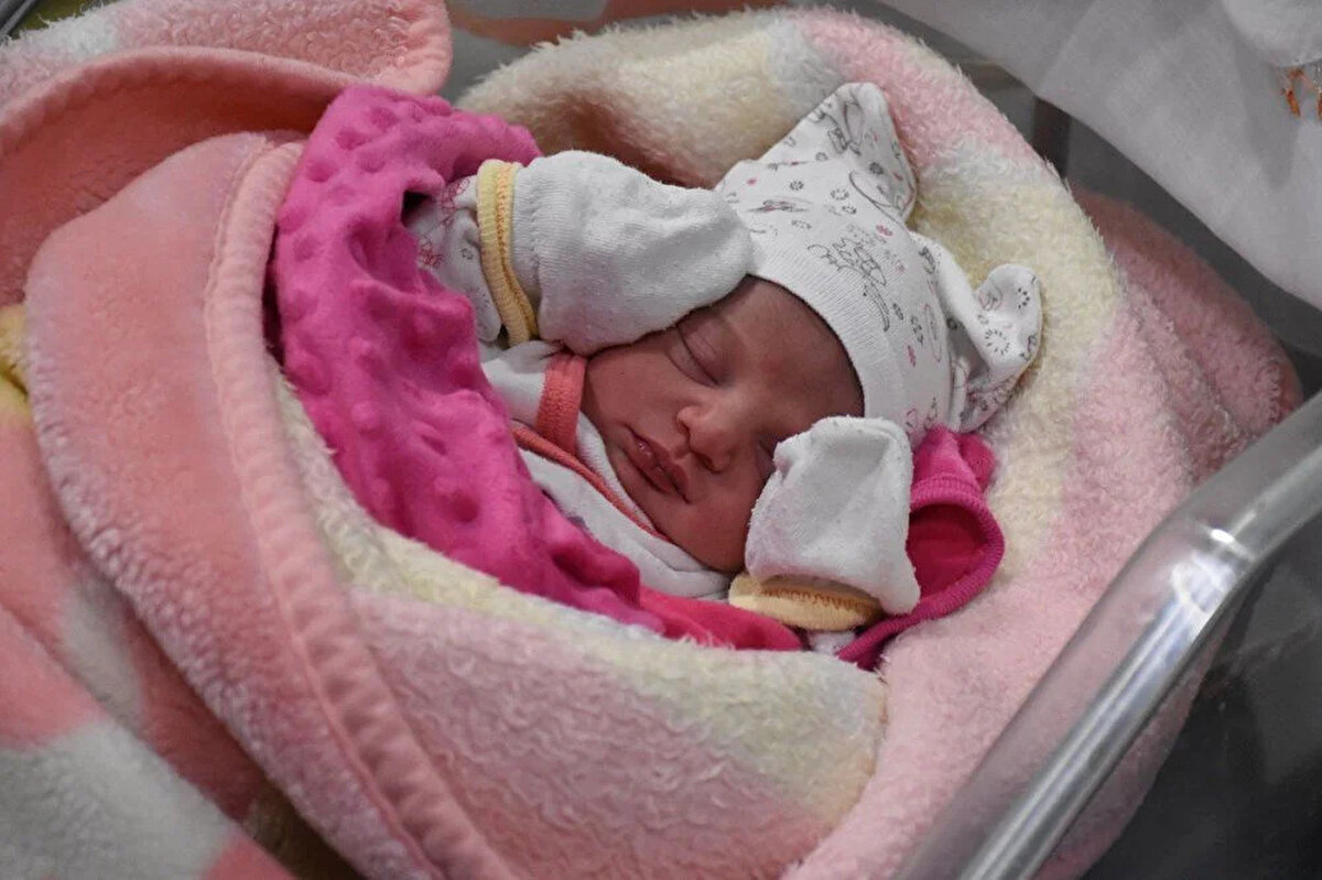 İkizlerin birinin kız diğerinin erkek olduğunu aktaran Kazan, "Rabb'im dileyen herkese nasip etsin, gerçekten çok güzel bir duygu. Kıza ebenin ismini Ayşe, erkeğe de doktorumuzun ismi Murat'ı vermeyi düşündük. Yeni yılda sağlık ve huzur tek dileğim." diye konuştu. <br><br>Mutlu olduklarını dile getiren 42 yaşındaki baba Mustafa Kazan, "İnşallah vatana millete hayırlı olurlar. 2023 yılının daha güzel geçmesini temenni ediyoruz. İkiz babası olmak çok ayrı bir duygu. Herkese nasip olur inşallah." ifadesini kullandı.