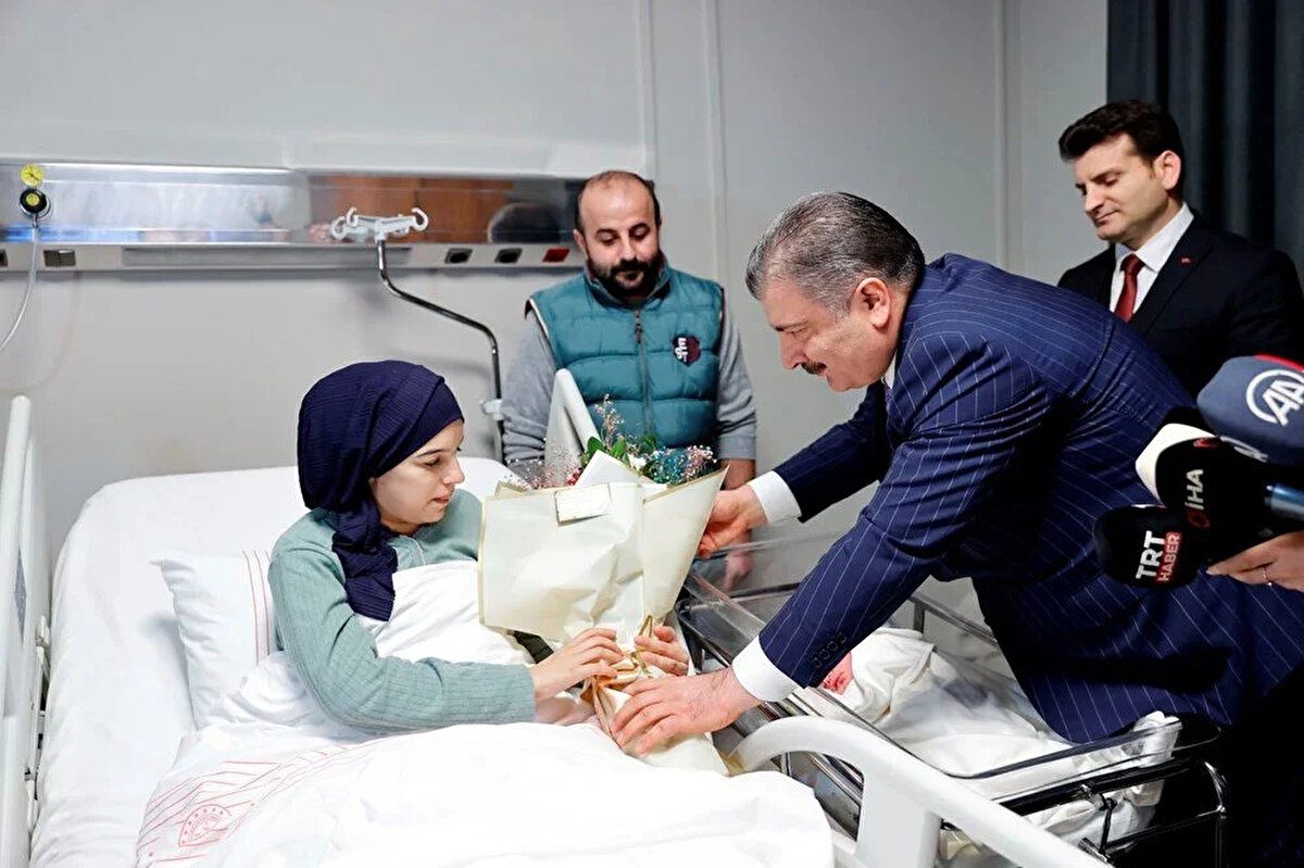 Bebek ve annenin sağlık durumuyla ilgili bilgi alan Koca, anneye çiçek takdim ederek, bebeğe de çeyrek altın taktı.<br><br>Anne Melek Demir ve baba Ümit Barış Demir, bebek Yavuz Selim'in ikinci çocukları olduğunu söyledi.<br><br>Anne Demir, bebeğinin zamanında doğduğunu, sağlığının da iyi olduğunu belirtti.