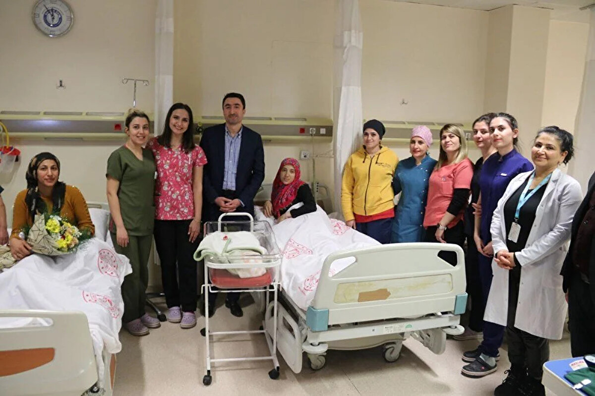 Hastanede yeni yılın ilk bebeklerini dünyaya getiren anneleri ziyaret eden Diyarbakır Vali Yardımcısı Selim Çomaklı da bebeklere çeyrek altın hediye etti.<br><br>Çomaklı, Diyarbakır'da yeni yılın sağlık, mutluluk ve huzurla geçmesi temennisinde bulundu.