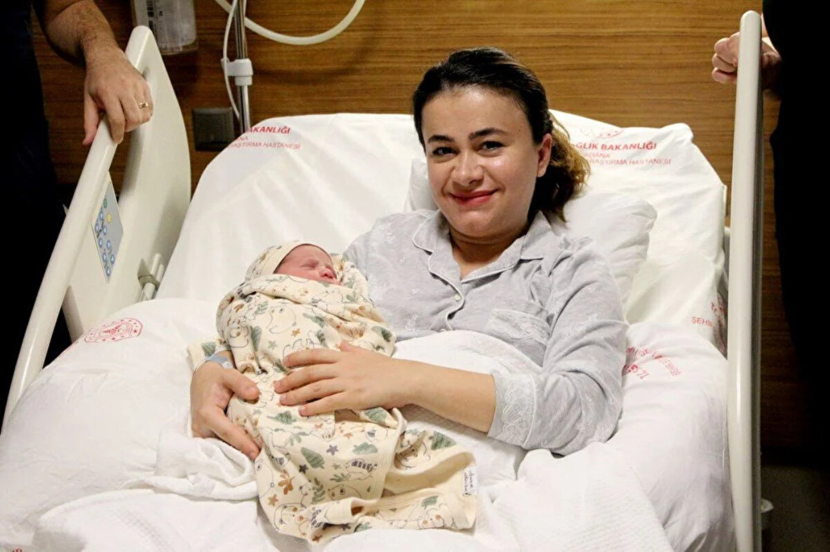 Adana Şehir Eğitim ve Araştırma Hastanesi'nde Sevinç ve Onur Gölbaşı çiftinin bebekleri yeni yılın ilk dakikalarında dünyaya geldi. Sezaryen ile 3 kilo 700 gram doğan erkek bebeğe ‘Toprak’ ismi verildi.<br><br>