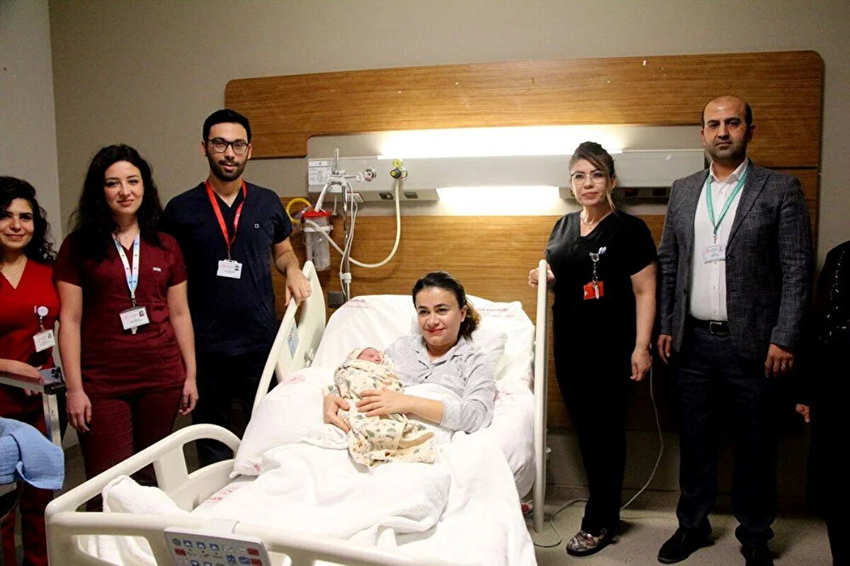 Aynı hastanede anestezi uzmanı olarak görev yapan anne Sevinç Gölbaşı, doğan bebeğinin yılbaşı hediyesi olarak geldiğini söyledi. İkinci çocuğunu kucağına aldığı için çok mutlu olduğunu ifade eden Gölbaşı, "Heyecanlı, mutlu, kendimizi iyi hissediyoruz. İkimiz de iyiyiz. Her şey yolunda gitti, ameliyatımız da iyi geçti. Bebeğimiz de sağlıklı geldi" dedi.<br><br>