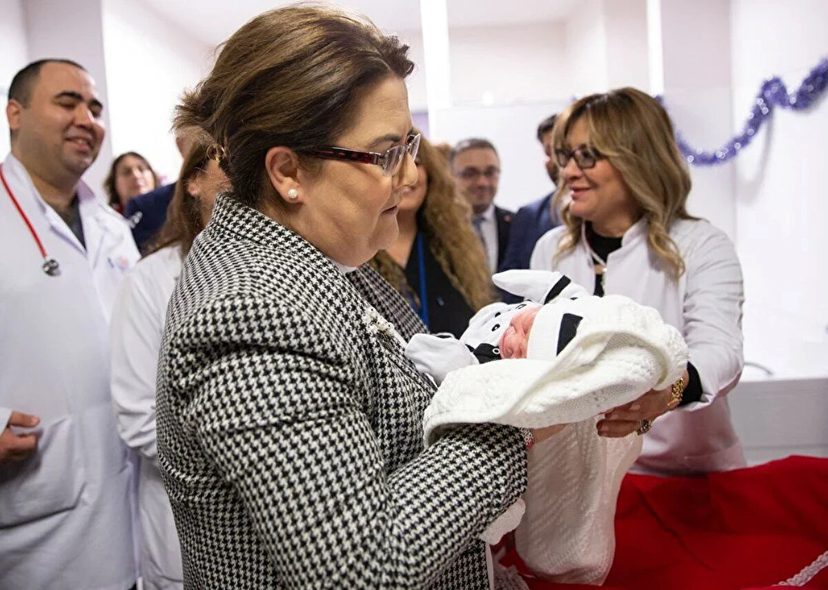 Aile ve Sosyal Hizmetler Bakanı Derya Yanık da Ankara Bilkent Şehir Hastanesi'nde dünyaya gelen yeni yılın ilk bebeklerini ziyaret etti.<br><br>