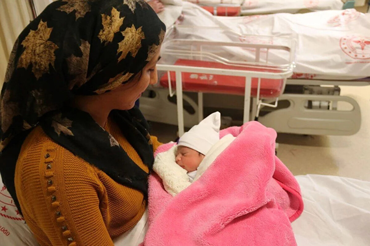 Anne Fatma Şimşek, gazetecilere, sağlıklı bir bebek dünyaya getirdiği ve ilk çocuğunu kucağına aldığı için mutlu olduğunu belirtti.<br><br>