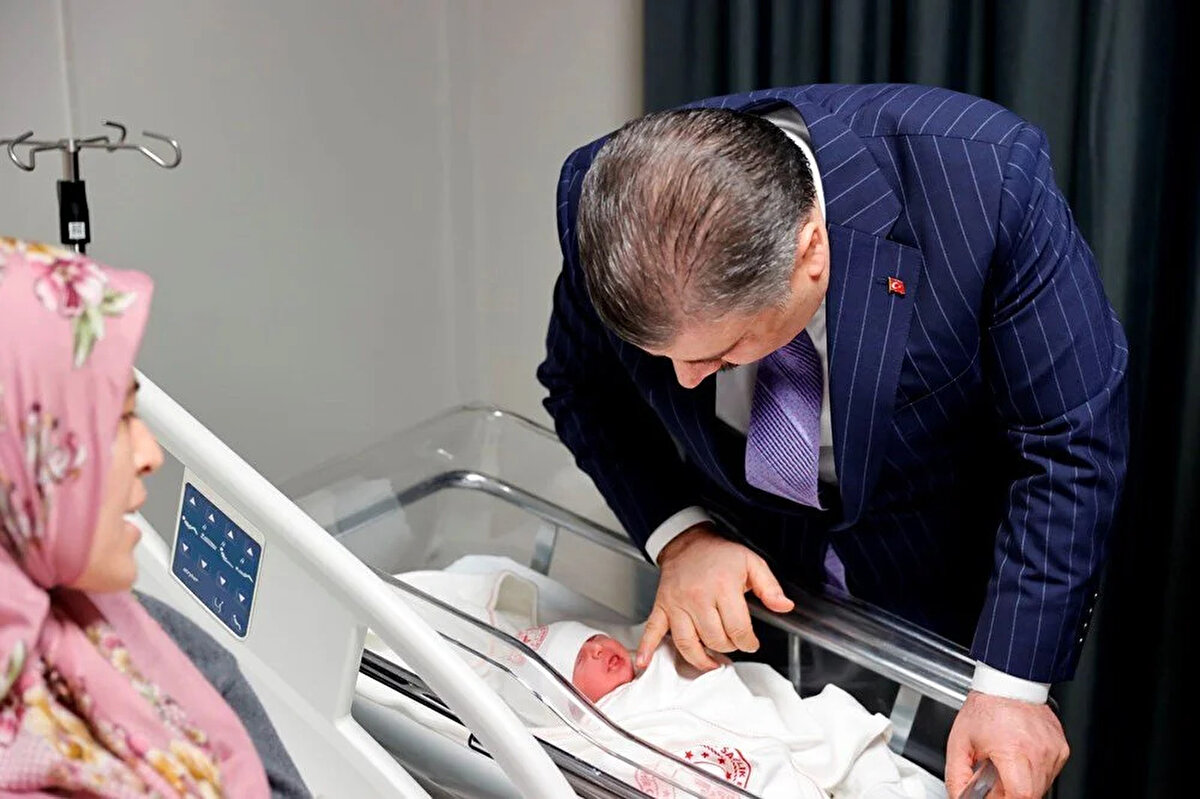 Bakan Koca, gazetecilere yaptığı açıklamada, geleneksel olarak yılın ilk doğan bebeğini ziyaret ettiğini ancak Türkiye Cumhuriyeti'nin 100'üncü yıl dönümü olması nedeniyle bu gecenin diğer yıllardan farklı bir gece olduğunu söyledi.<br><br>