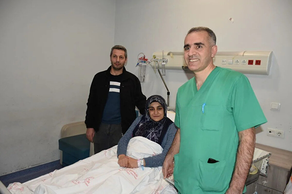 Malatya'da da yılın ilk bebekleri 2023'ün ilk dakikalarında hayata gözlerini açtı. Malatya Eğitim ve Araştırma Hastanesinde saat 00.07'de dünyaya gelen ikiz bebeklere, doktor ile ebenin ismi verildi.<br><br>İkiz bebek dünyaya getiren 31 yaşındaki Özlem Kazan, gazeteciler yaptığı açıklamada ikiz bebeklerin dünyaya gelmesiyle 4 çocuğunun olduğunu söyledi.<br><br>