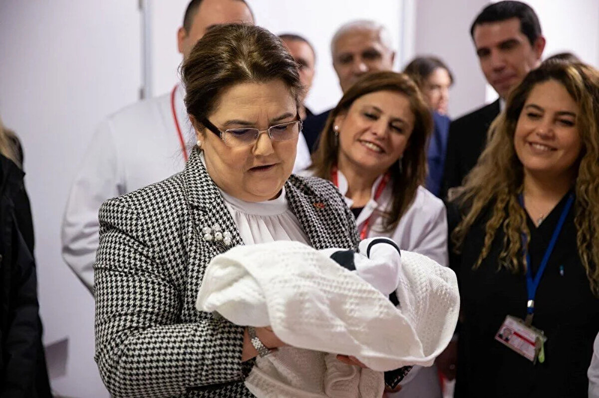 Bakan Yanık, yeni yılın ilk bebeklerinden Yağız Alp Keskin'i ziyaretinde, bebek ve annenin sağlık durumuyla ilgili bilgi aldı.<br><br>