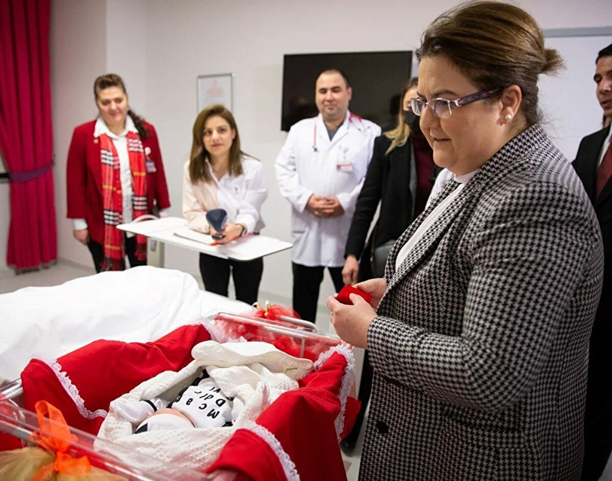 Anneye çeşitli hediyeler veren Yanık, hastanede normal doğumla 3 kilo 600 gram olarak ilk çocuğunu dünyaya getiren anne Kübra Keskin'i kutladı ve bebek Yağız Alp'in ömrünün uzun, bahtının güzel olmasını temenni etti.<br><br>