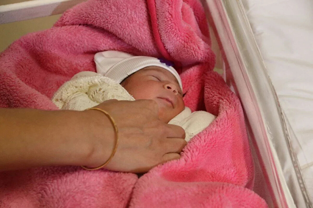 Yeni yılın hayırlara vesile olmasını dileyen Şimşek, "Mutluyum. Allah herkese nasip etsin. Yeni yıl sağlık, huzur, mutluluk getirsin. Allah isteyen herkese çocuğunu kucağına almayı nasip eder inşallah. O mutluluğu yaşatır." dedi.<br><br>