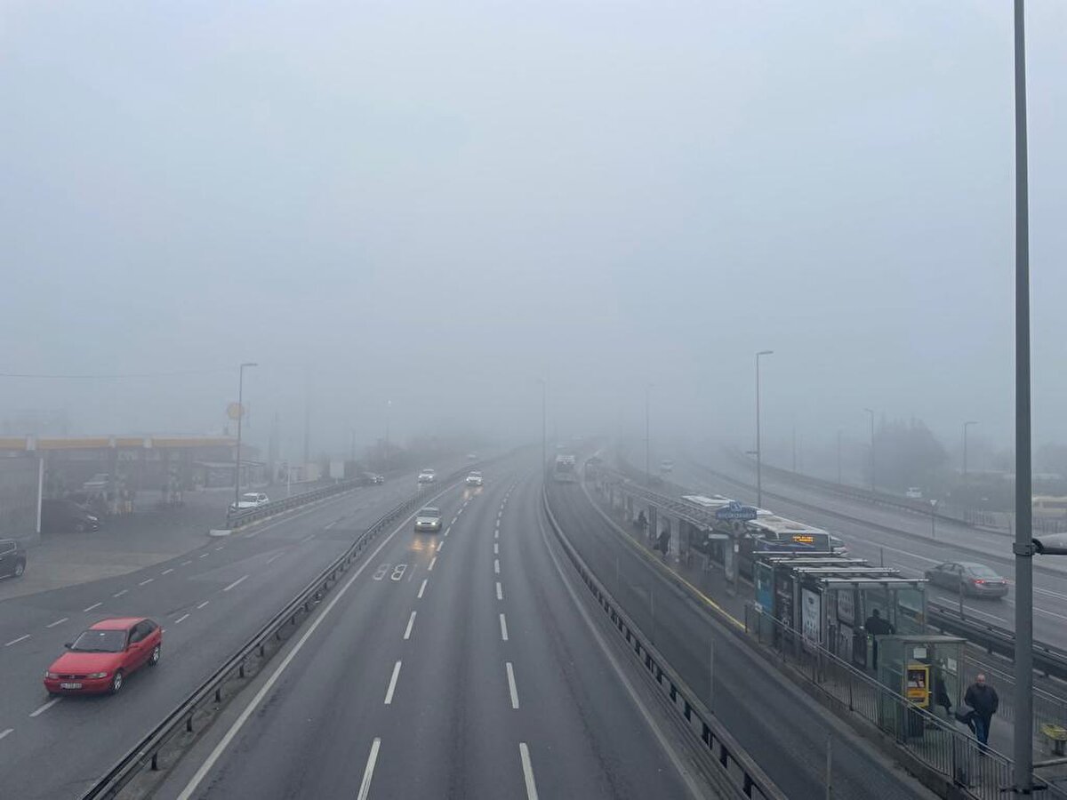 Sis, kara ulaşımında da görüş mesafesini düşürdü. TEM oto yolu İSTOÇ mevkisi ve D100 kara yolunda Florya, Küçükçekmece ve Sefaköy mevkilerinde seyreden sürücüler, görüş açıları düştüğü için trafikte daha yavaş ilerlemek zorunda kaldı.