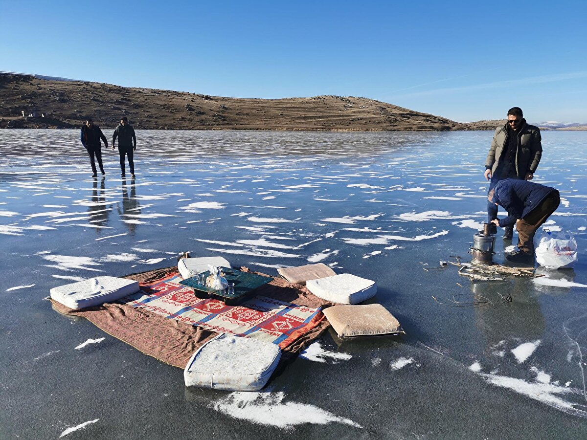 Ardahan ve Kars il sınırları içerisinde kalan Çıldır Gölü 123 kilometrekare alanı ile Doğu Anadolu Bölgesi'nin en büyük tatlı su ve en büyük ikinci gölü. Deniz seviyesinden 1959 metre yükseklikteki gölün en derin noktası 42 metre. 