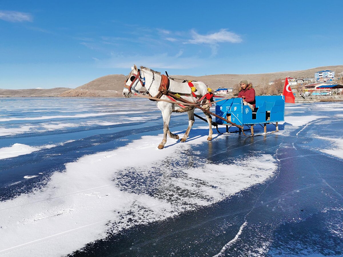 Denizli'den gelen Duygu-Hasan Çetin çiftini gölde gezdiren Kılıç, bu yıl sezonunun 15-20 gün geç başladığını söyledi. İlk kez kızak deneyimi yaşadıklarını belirten Çetin çifti ise heyecan veren bir tecrübe yaşadıklarını kaydetti. 
