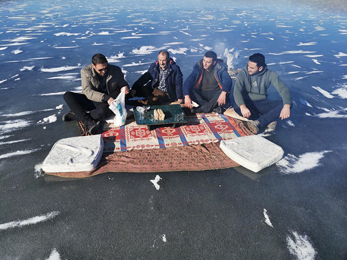 Kasım ve aralık ayının büyük bir bölümünde mevsim normallerinin üzerine sıcaklık yaşayan Çıldır Gölü'nde geçtiğimiz yıllara oranla kar yağışı da yok denecek kadar az gerçekleşti. 