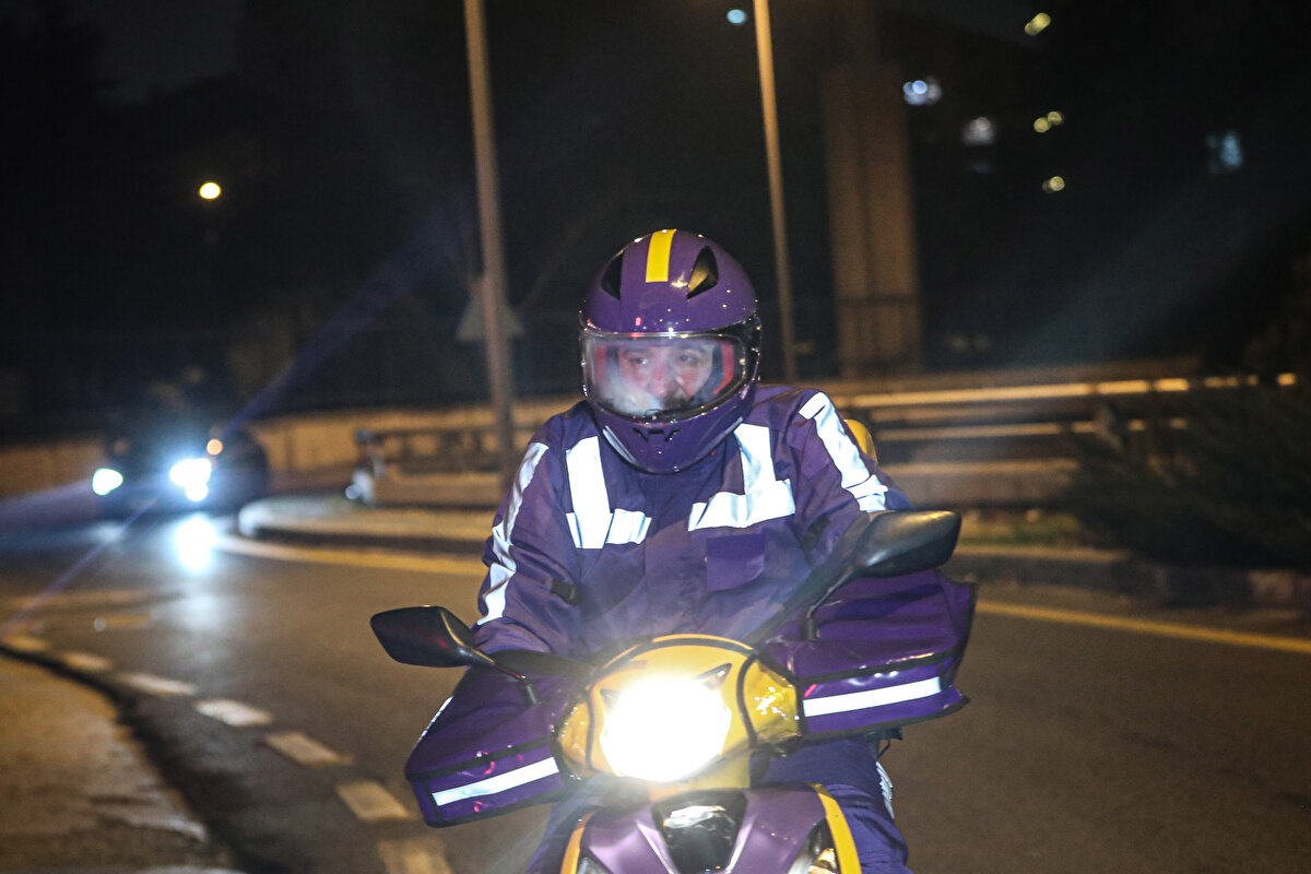 Varank, burada yaptığı açıklamada şunları kaydetti:<br><br>"Kolay iş değil. Bir kere hava soğuk. Arkadaşlarımızın ne kadar emek verdiğini görmüş olduk. Müşteriyi memnun ettiğimizi düşünüyorum. Çünkü bedava verdik ürünleri. Patronla anlaştık. Para almayacaktı. Hem de hediyeler götürdük. İlk teslimatımızda 5 yıldız verirler, iyi iş çıkardığımızı düşünüyorum. Kurye arkadaşlarımız neler yaşıyorlar? Biraz onlarla ilgili farkındalık olsun diye akşamını onlarla geçirelim, hatırlarını soralım istedik. Bizim açımızdan da farklı bir tecrübe oldu."