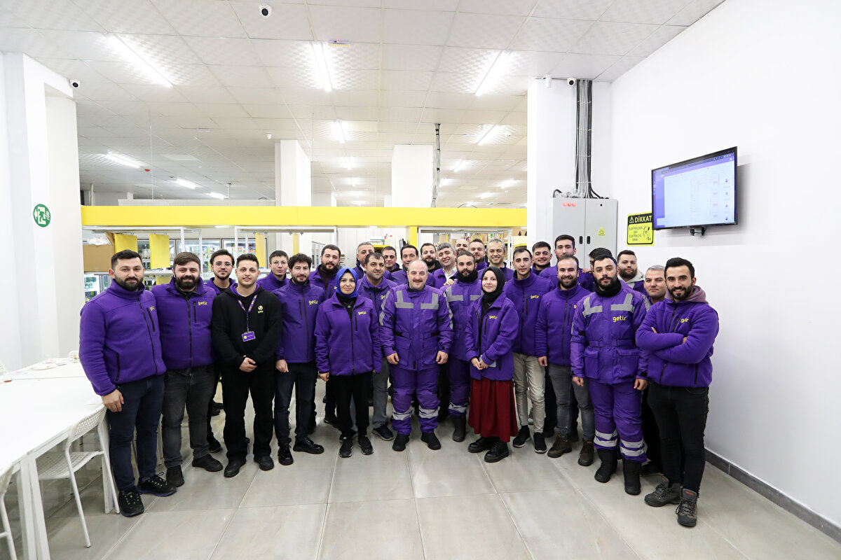 Yeni yıla çalışarak giren motokuryelerin bir arada olduğu dağıtım merkezini ziyaret eden Varank, çalışmalara ilişkin bilgi aldı. Çevrim içi sipariş uygulamasına kaydını yaptıran Varank, uygulamada kurye olarak göründü. İlk sipariş ise bir öğrenci yurdundan geldi.