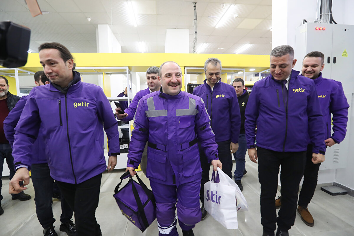 Daha sonra Getir'in Etlik'teki dağıtım merkezine geçen Varank'a, Getir Kurucu Ortağı Tuncay Tütek ile diğer yetkililer eşlik etti.