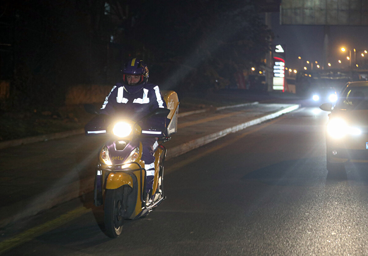 Bakan Varank, kuryelere baklava ikram etti, çeşitli hediyeler verdi.<br>