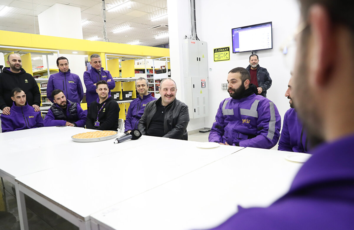 Bakanlıktan yapılan yazılı açıklamaya göre, Varank, yurt dışından aldığı yatırımla Türkiye'nin ilk Turcorn'ları arasında bulunan Getir'in kuryesi oldu.
