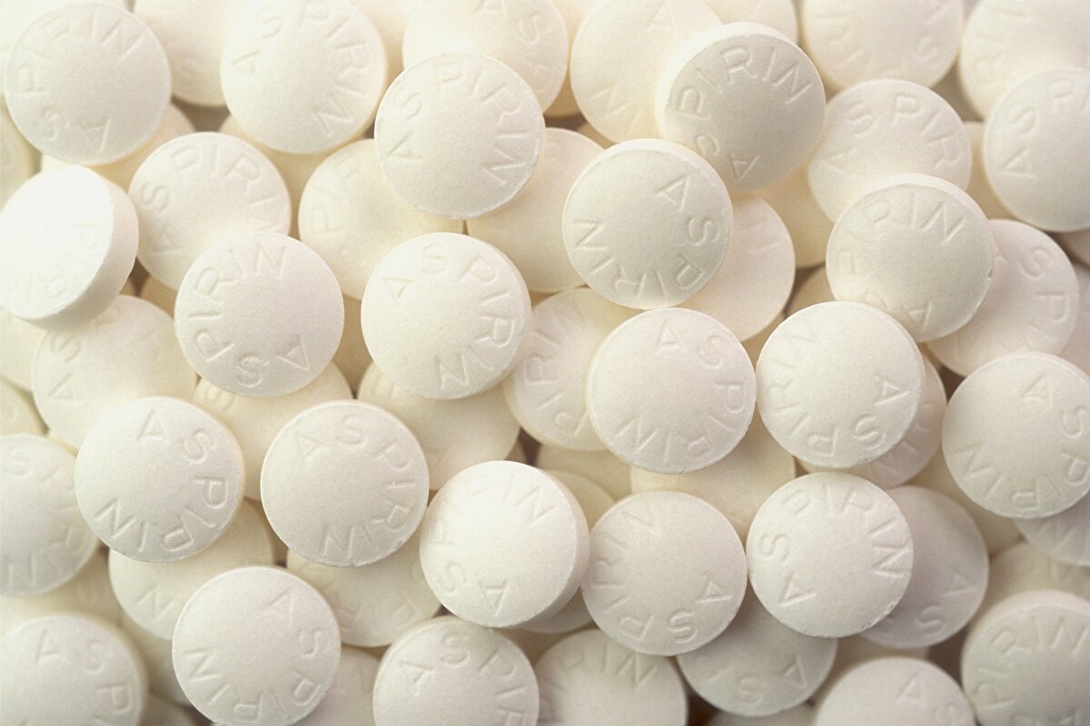 Ölümlerin bir kısmının, bu pıhtılaşma sonrası olduğu bilinir. Aspirin, anti-inflamatuar ve pıhtı oluşumunu önleyici özellikleriyle, ciddi koronavirüs enfeksiyonuna karşı koruma sağlayabilir. Aspirin ayrıca ateroskleroz yani damar sertliği vakalarında da yaygın olarak günümüzde kullanılır. Aspirin fibrinolizi uyarır ve trombüs yapısını değiştirir. Bu nedenle aspirinin, pıhtılaşmaya engel olucu ve pıhtı oluşumunu değiştirici etkisi nedeni ile koronavirüs hastalarında ve koronavirüs geçirdikten sonra da önerilir" diye konuştu.