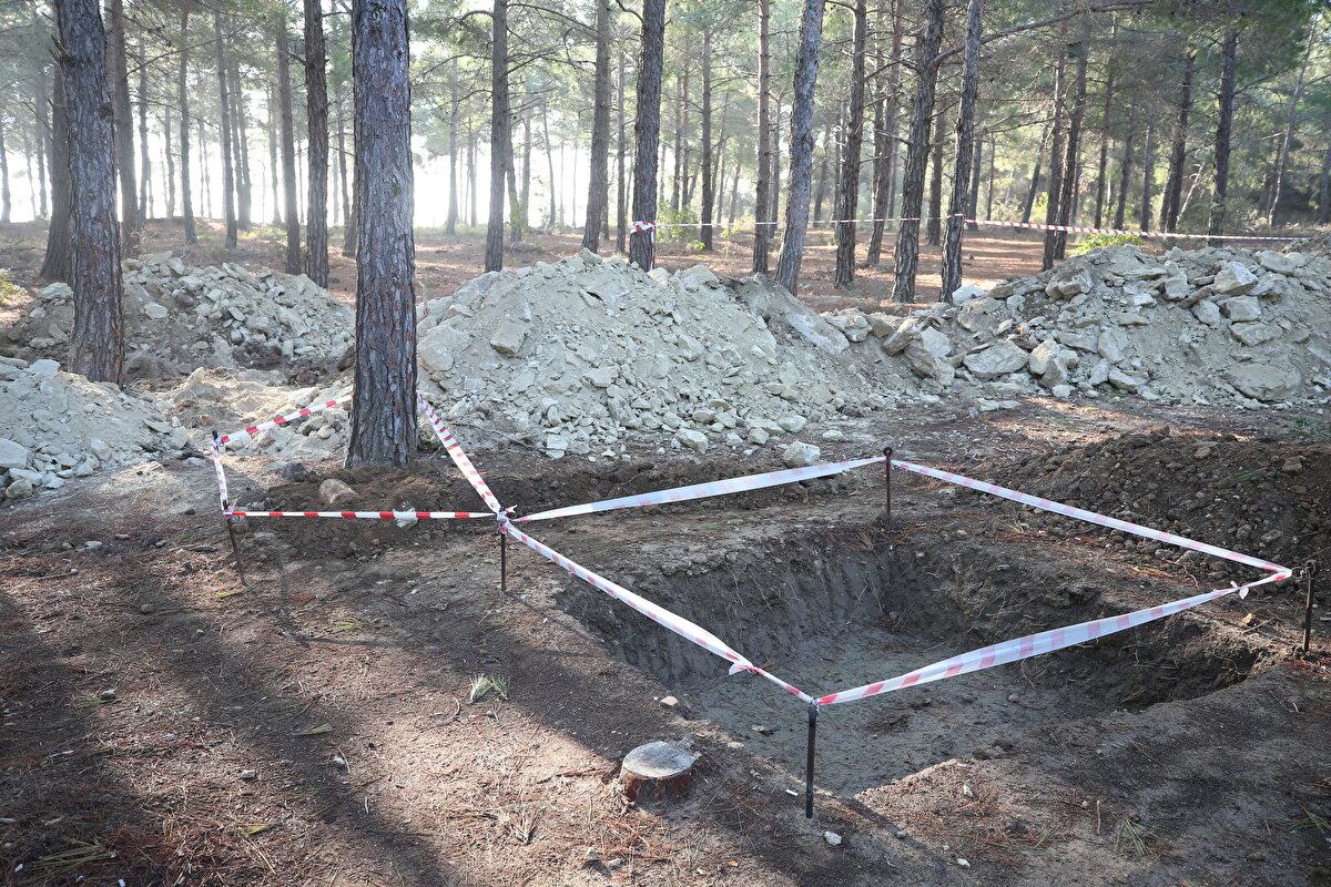 Ekipler, inceleme sonrası 42 santimetre uzunluğunda ve 15 milimetre çapındaki top mermisini uzaktan kumandalı bomba imha robotu kullanarak döşedikleri fünye ile aynı alanda imha etti.<br><br>