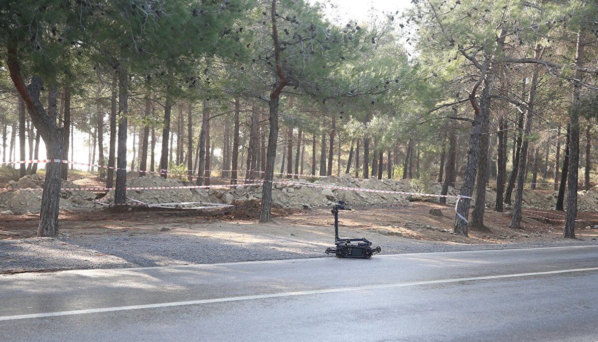 Bu kadar uzun yıllar geçmesine rağmen hala toprağın altından savaş malzemelerinin çıkıyor olmasının Çanakkale Savaşları'nın büyüklüğünü ortaya çıkardığını ifade eden Kaşdemir, "Yapmış olduğumuz değerlendirmeler sonucunda bulunan top mermisinin Çanakkale Savaşları sırasında Türk topçusunun atmış olduğu 15'lik bir gemi topu olduğunu anlamış olduk. Muhtemelen Çanakkale Savaşları sırasında Türk topçusunun karşı kıyıdan, Kumkale'den buraya atmış olduğu ve Çanakkale savunması için atmış olduğu top mermilerinden biri olduğunu gördük." dedi.<br><br>