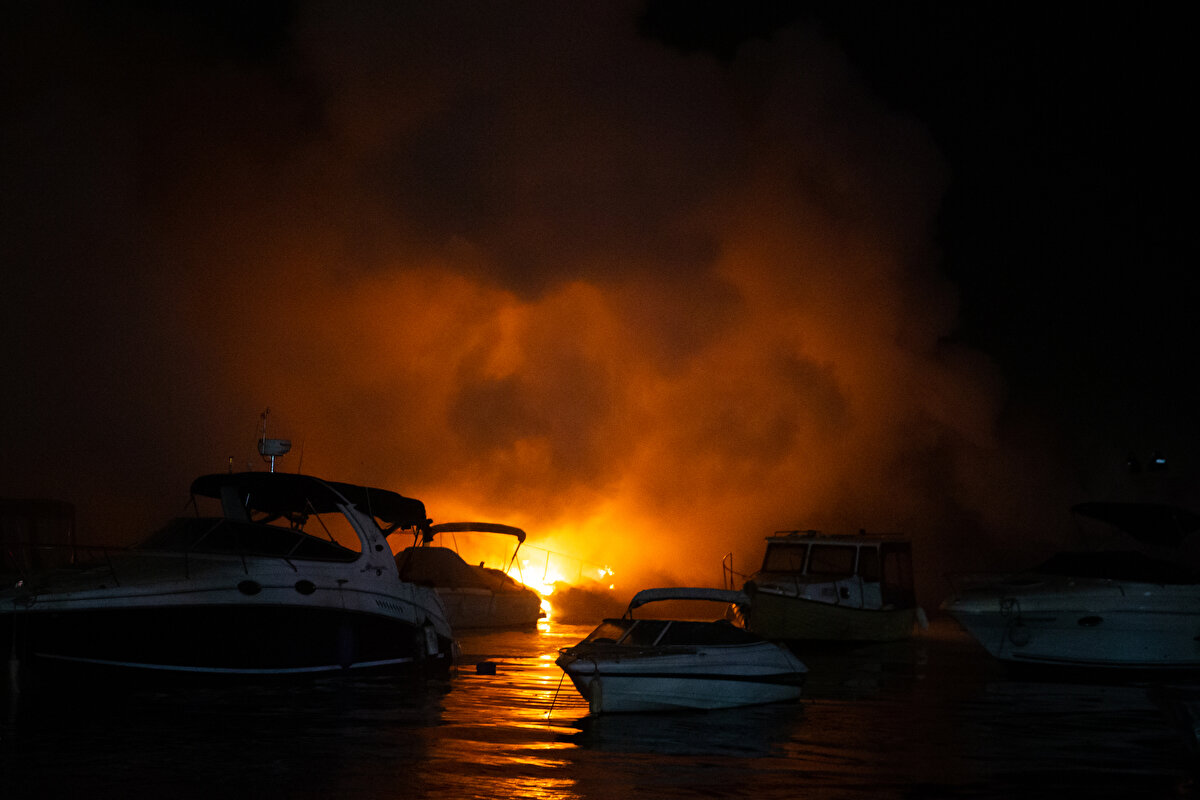 Emniyet ekipleri çevrede güvenlik önlemi alırken, itfaiye görevlileri de yangını söndürmek için çalışma başlattı.<br>