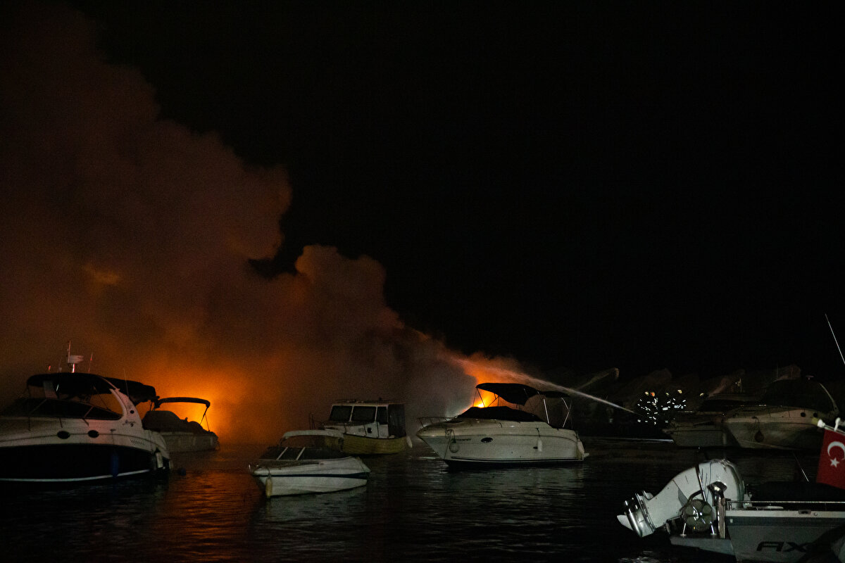 Başladıktan sonra 5 tekneye daha sirayet eden yangın, itfaiye ekiplerinin müdahalesiyle kontrol altına alınarak söndürüldü.<br>