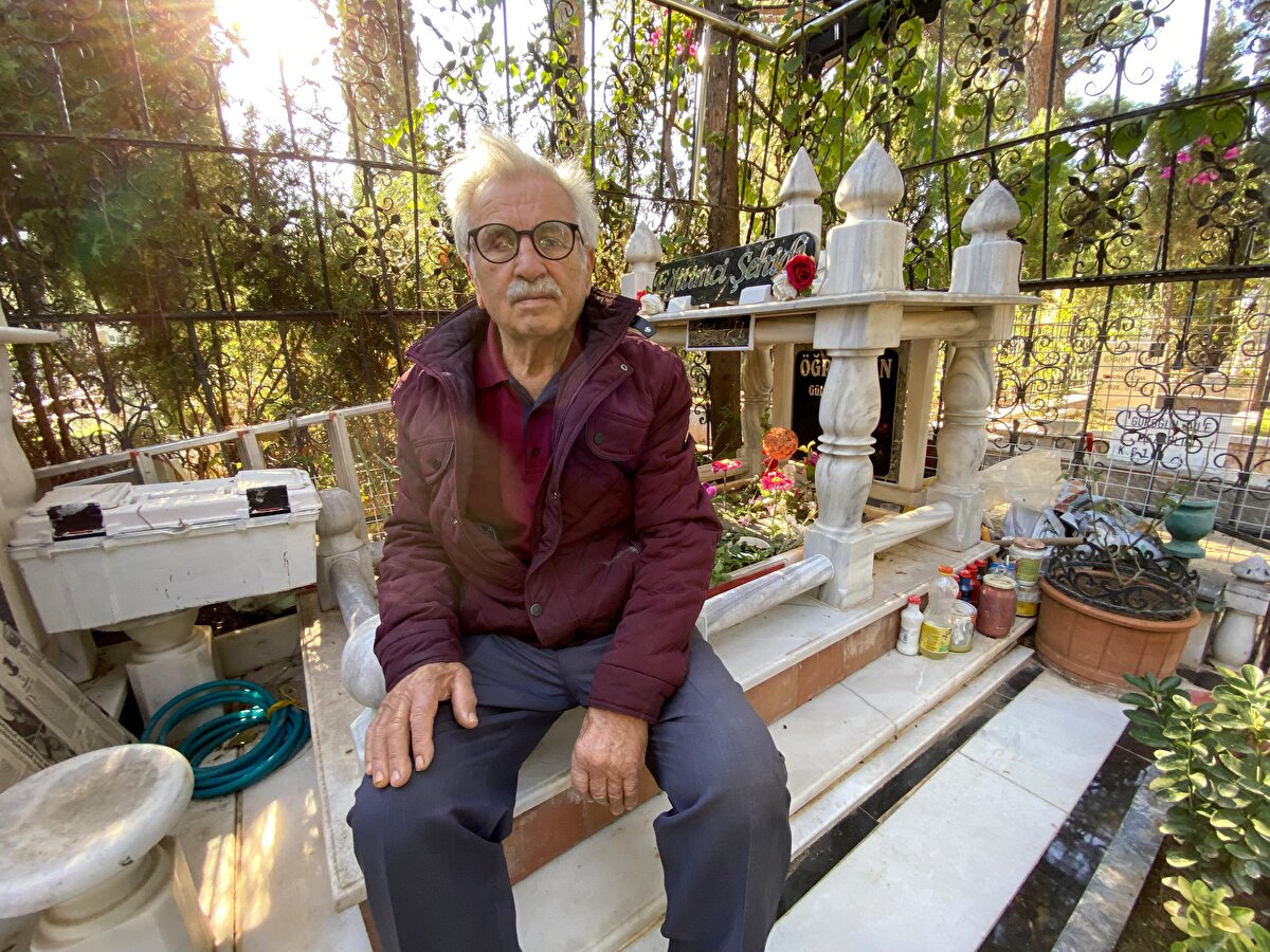 Antalya'da emekli öğretmen Ahmet Düzgün'ün 32 yıllık hayat arkadaşı Gülten Düzgün, 1999 yılında hayatını kaybetti. Düzgün, eşine en güzel mezarı yaptırma sözünü, 23 yıl sonra yerine getirdi. Düzgün, Uncalı Mezarlığı'ndaki aile mezarının etrafını demir korkulukla çevreledi. Mezarın üstünü korkulukla kapatan Düzgün, metalden yaptırdığı minare külahını da mezarı çevreleyen demirin üzerine taktırdı. Aile mezarına demir kapı yaptıran ve 3 asma kilitle kilitleyen Ahmet Düzgün, eşinin mezarının yanına kendi kabrini de hazırlattı. Düzgün'ün boyayıp, bayrak ve ışıklandırma sistemiyle süslediği mezar, türbeyi andıran görünümüyle de dikkati çekti.