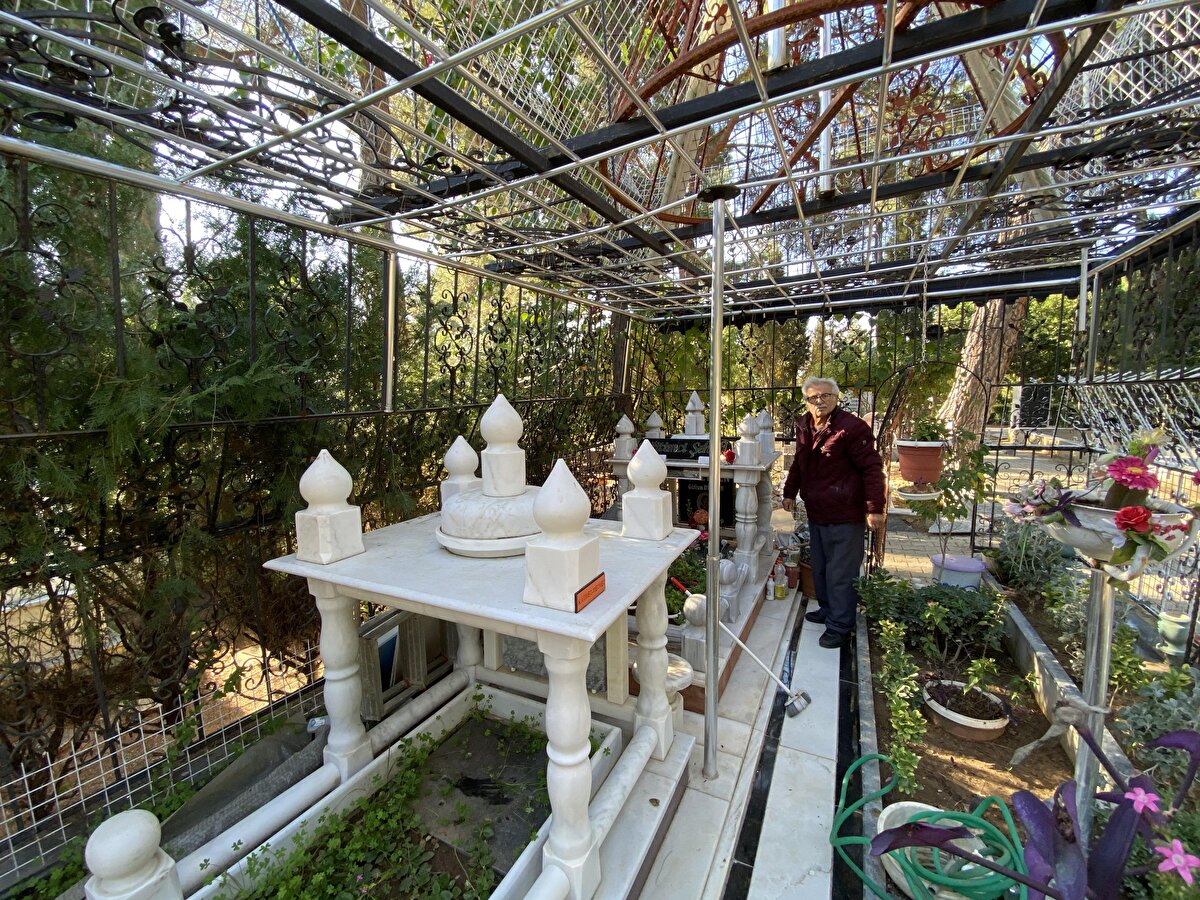 KAÇAK ELEKTRİKLE AYDINLATTI<br>Korkuluklara karısı ile kendisinin adını yazan Ahmet Düzgün, aile mezarını ışıklandırmak için Uncalı Mezarlığı'ndaki aydınlatma direğinden kablo çekti. 12 metre uzunluğunda kabloyu aile mezarının ışıklandırma sistemine bağlayan Düzgün, demir korkuluklara da 'Dikkat elektrik dokunmayın', 'Kamera ile izlenmekte' yazılı uyarı levhası astı. Geceleri aydınlanan mezarlıktan saçılan ışık, zaman zaman çevredekileri tedirgin etti.