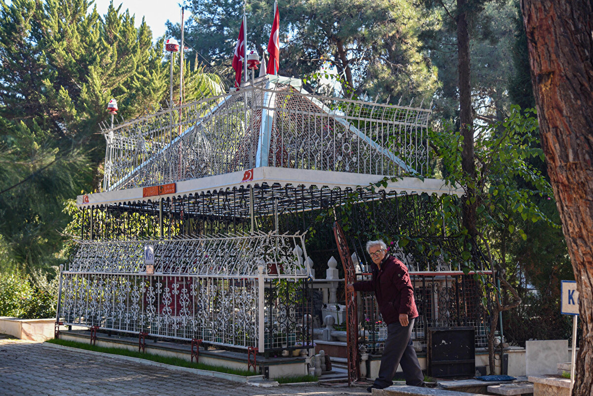 BELEDİYE KAÇAK KULLANIMI ENGELLEDİ<br>Belediye görevlileri, aydınlatma direğinden aile mezarlığına elektrik bağlatıldığını görünce kabloyu kesti. Yaptığı düzenlemenin kaçak elektrik kullanımı nedeniyle yasal olmadığı anlatılan Düzgün, uyarılara rağmen 3 kez aile mezarında kaçak elektrik kullandı. Her defasında görevliler kabloyu keserek kaçak elektrik kullanımını engelledi. Ahmet Düzgün'e de aile mezarına kurduğu aydınlatma sisteminden kaynaklı arıza olması halinde korkuluklara temas edenlerin, elektrik akımına kapılma tehlikesiyle karşı karşıya kalacağı anlatıldı.