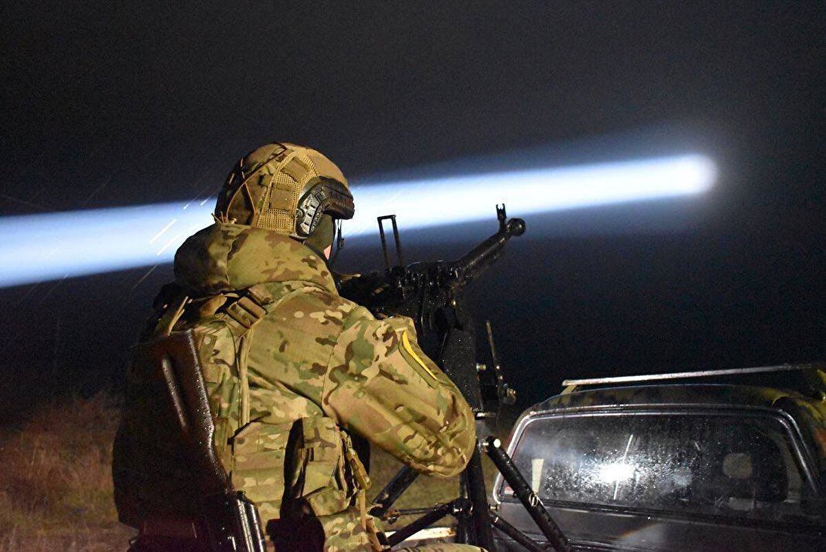 Ukrayna'nın İHA'ları düşürdüğü anlardan görüntüler yayıldı. Görüntülerde Ukrayna kuvvetleri, DShK makineli tüfekli bir kamyonet ve projektörlü ayrı bir arabadan İran yapımı Shahed-136 kamikaze İHA'ları aradığı anlar dikkati çekti.