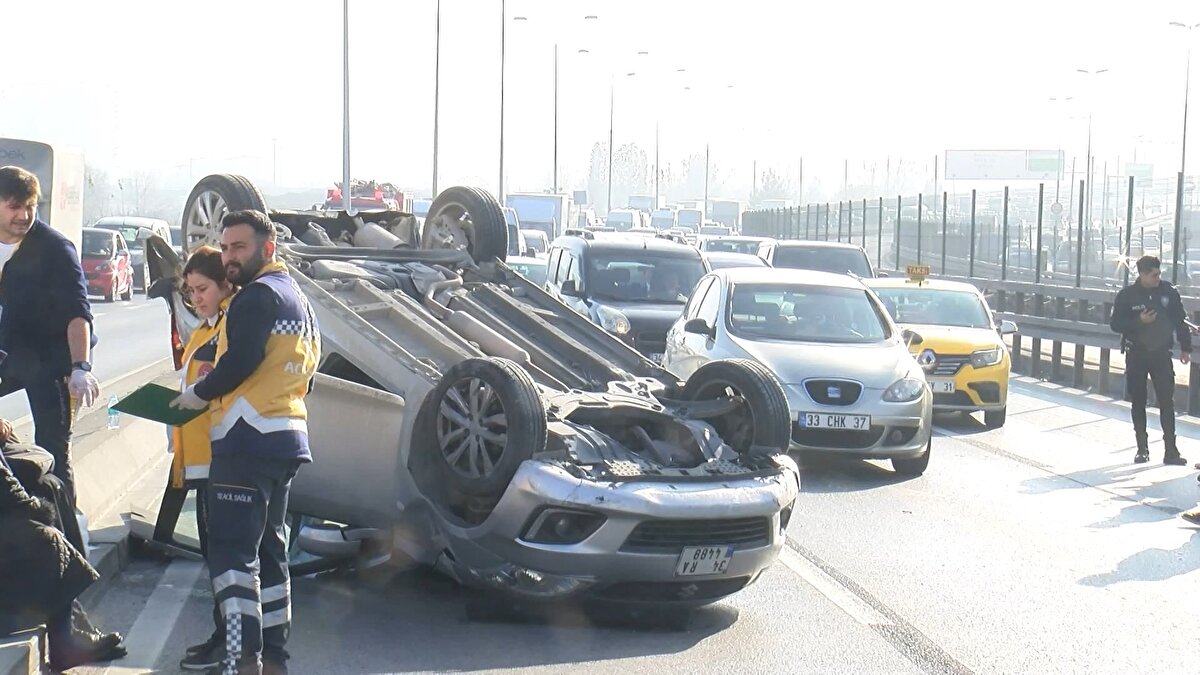 "YAVAŞLADI O ARA ARKADAN BİRİ VURDU "<br>Takla atan otomobilden hafif yaralı olarak çıkan Nahile Altıntaş, "Arkadaşım beni terapiye götürüyordu, gayet yavaş gidiyordu. Daha da yavaşladı o sırada arkadan birisi vurdu.