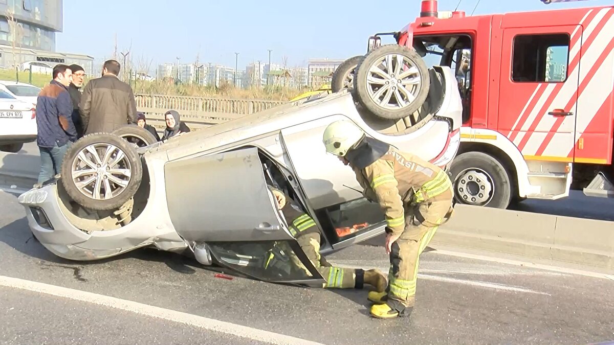 Çarpmanın etkisiyle savrulan 34 RA 4488 plakalı otomobil takla attı. Takla atan otomobilde bulunan iki kişi yaralandı.
