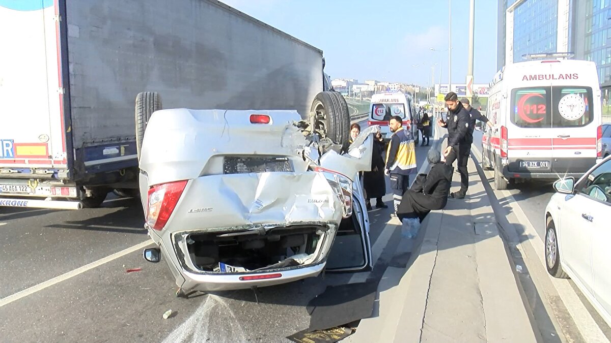 Nasıl olduğunu bilmiyoruz. Bizim önümüzdeki araç yavaşladı, bizde daha da yavaşladık. Sonra arkadan vurdular, aracımız takla attı. Biz iki kişiyiz hafif yaralıyız." dedi. Kaza nedeniyle D100 Edirne istikametinde oluşan traifk, kazaya karışan araçların çekilmesiyle trafik normale döndü.