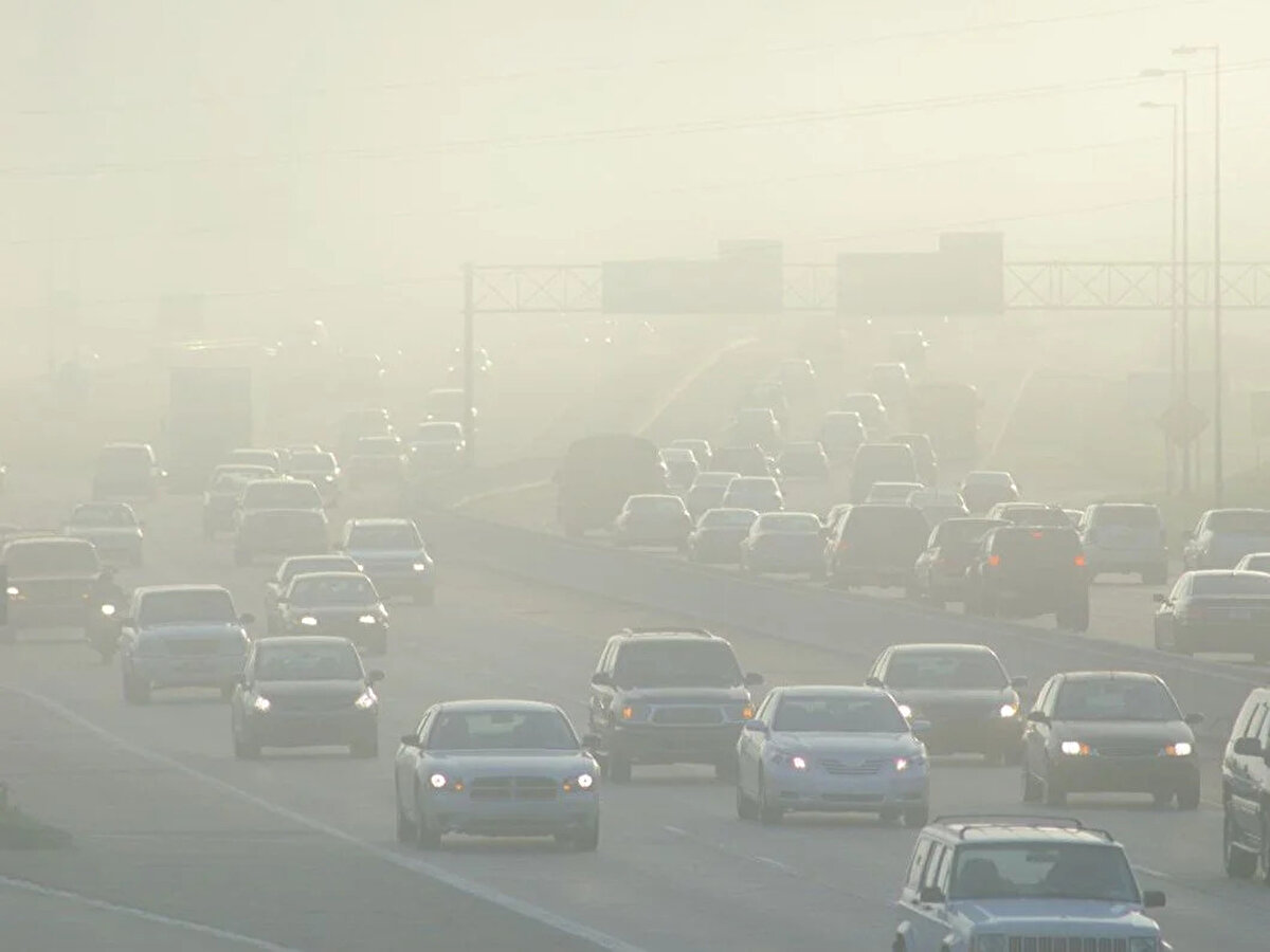 AĞIR TONAJLI, DİZEL ARAÇLARA SINIRLAMA GETİRİLMESİ GEREKİYOR <br><br><br>Çok yüksek partiküllerin solunduğunu dile getiren Prof. Dr. İncecik, "Yapılması gereken çok daha radikal çözümler var. Bütün otobüslerin elektrikli olması lazım. Ağır tonajlı, dizel araçların şehir merkezlerine girişlerine sınırlamalar getirilmesi gerekiyor. Şehir merkezlerinde, ana arterlerde yürümek bile tehlikeli. Birikmeler aynı bölgede oluyor. Metro ağı İstanbul'da çok yavaş ilerliyor. Elektrikli araçların artık hızlı bir şekilde devreye girmesi lazım. Yağışların partikülleri temizleme konusunda önemli bir katkısı var. Her şeyden önce doğal temizleyici. Havada partikülün kalmadığını dolasıyla o kirli havayı solumadan yere ulaştığını söyleyebiliyoruz" diye konuştu.  