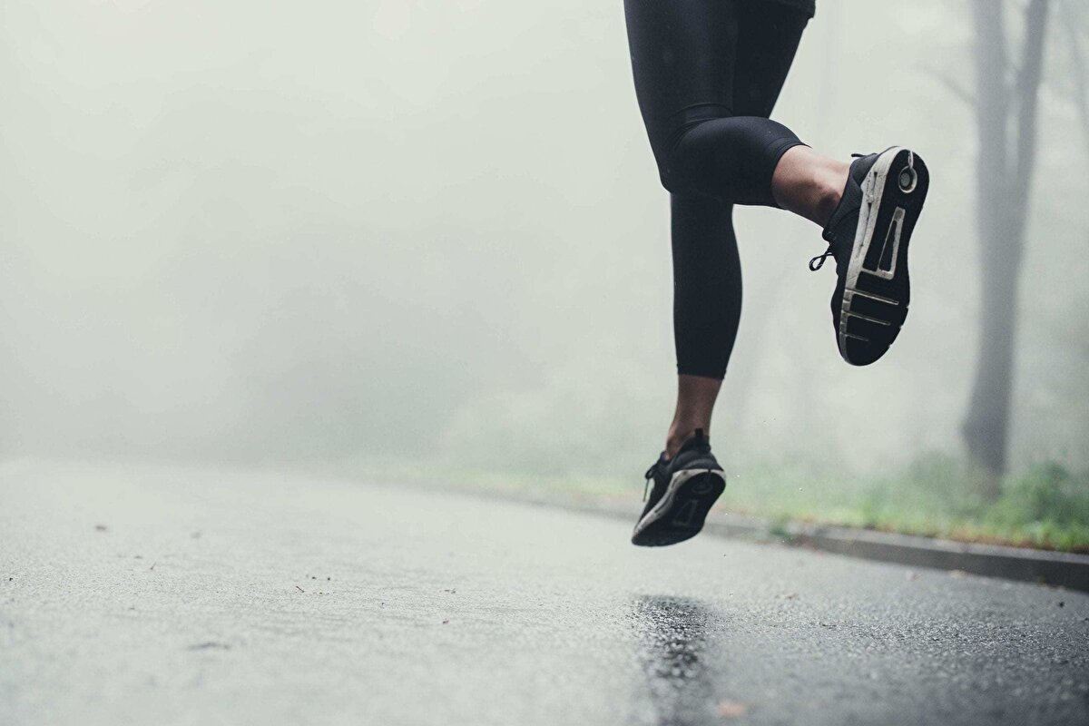 HAVA KİRLİLİĞİNİN YÜKSEK OLDUĞU SABAH SAATLERİNDE DIŞARDA SPOR YAPMAYIN<br><br><br><br>Cerrahpaşa Tıp Fakültesi'nden Göğüs Hastalıkları Uzmanı Prof. Dr. Bilun Gemicioğlu ise, "Hava kirliliği maalesef bu dönemde çok artmış durumda. Özellikle solunum yolu hastalığı olan, astım, KOAH ve ya kronik hava yolu hastalıkları olan hastalarımız solunum güçlüğü çekmekteler. Aynı şekilde kalp rahatsızlığı bulunanlarda özellikle bu durumdan çok rahatsızlar. Yaşlılarımızın ve çocuklarımızın bu dönemde sokağa çıkmaması gerektiğini savunuyoruz çünkü solunum zorluğu çekecekler. Sabah saatlerinde çok yoğun olduğu için sokağa çıkılmaması, spor da bu dönemde yapılmaması lazım. Hava kirliliği olduğu dönemde spordan da tam tersine kaçılması lazım. Bu kötü havada camları da açıp havalandırmamak gerekiyor" ifadelerini kullandı.  