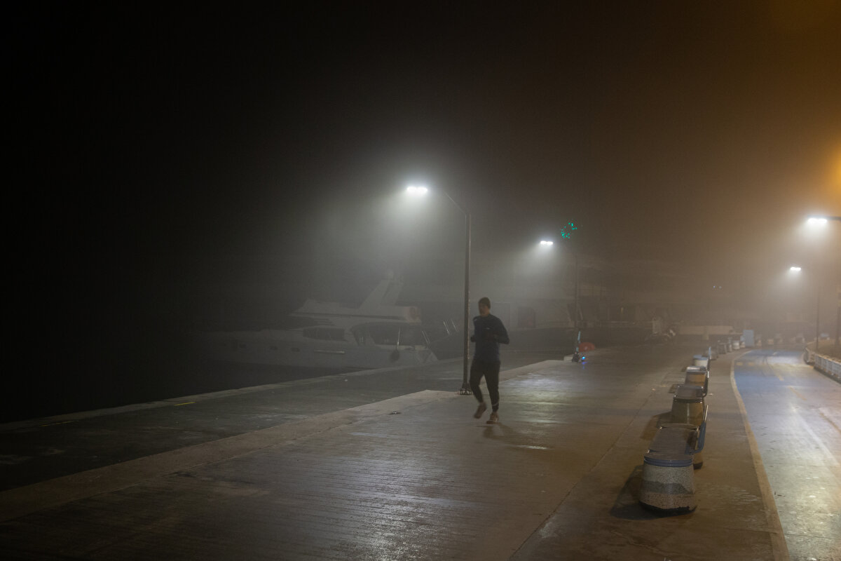 Özellikle Beykoz, Ümraniye, Kadıköy, Sarıyer, Üsküdar ilçelerinin yanı sıra, Çekmeköy, Sultanbeyli ve Sancaktepe’de etkisini artıran yoğun sis sürücülerin görüş mesafesinin düşmesine neden oldu.