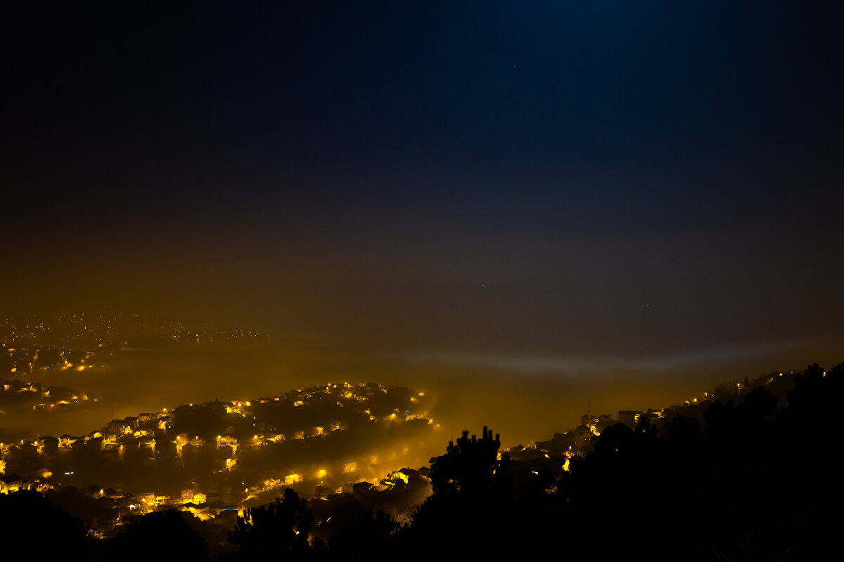 Kent genelinde sabahın erken saatlerinde etkisini artıran sis nedeniyle sürücüler ilerlemekte zorlanıyor.