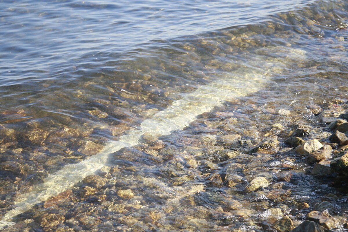İznik Gölü'nün Gölyaka Mahallesi'ndeki kıyısında 2,5 metre uzunluğunda, üzerinde yazılar olan bir sütun ortaya çıktı. Bölge halkı, durumu muhtarlığa bildirdi. Sütunun incelenmesi için Bursa Müzeler Müdürlüğü'ne bilgi verildi.<br><br>