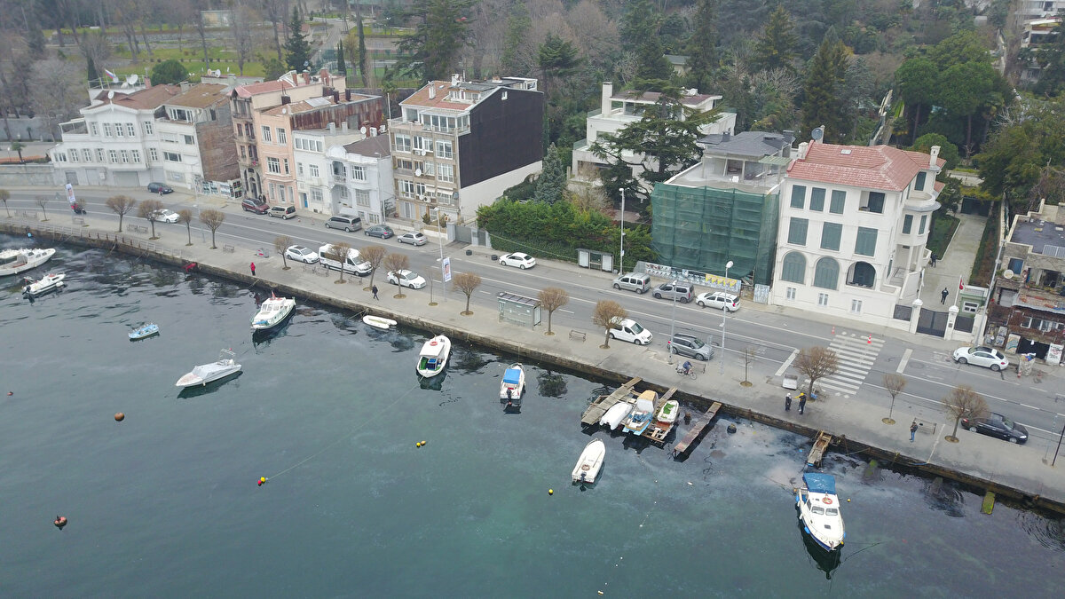 "BALIKÇI GEMİLERİNİN PİSLİĞİ GELİYOR."<br>Vedat Odabaş, "İlçe belediyesi buranın temizliğini yapmalı. Yaz aylarında olmuyor fakat kış aylarında balıkçı gemilerinin pisliği geliyor. Denizanasının olması normal fakat atılan çöplerle çok daha fazla oluyor" dedi.
