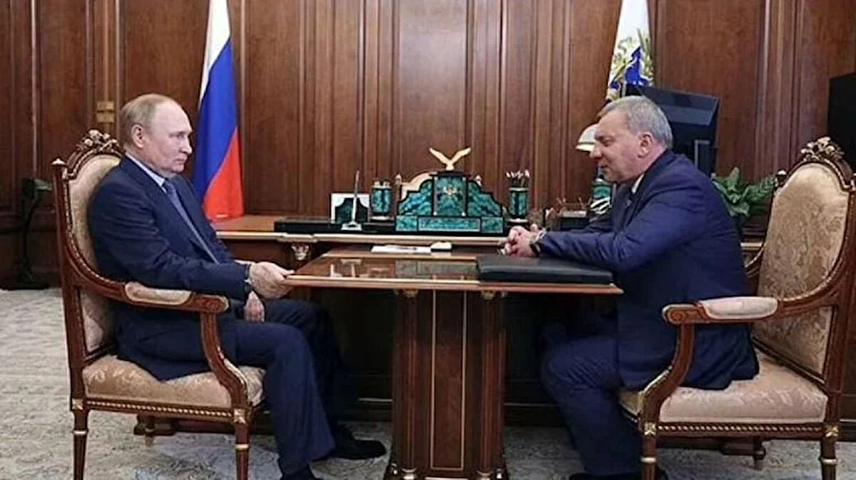 Putin’in kronik ağrı çektiğini söyleyen Joakim, “Putin’in çekilen fotoğraflarda sürekli masalara ya da koltuk kollarına sıkıca tutunmasının sebebi belli. Çünkü sürekli ağrı çekiyor” dedi.<br><br>Alman medya kuruluşu Berlingske’ye konuşan Danimarkalı yetkili, ” Putin bir süredir kronik ağrı içerisinde. Bu sebeple oturduğunda sürekli bir yerleri sıkıyor, acıyı azaltmak için böyle yapıyor” dedi.<br><br>Joakim, Putin’in hormon tedavisi görmüş olabileceğini öne sürdü.<br>