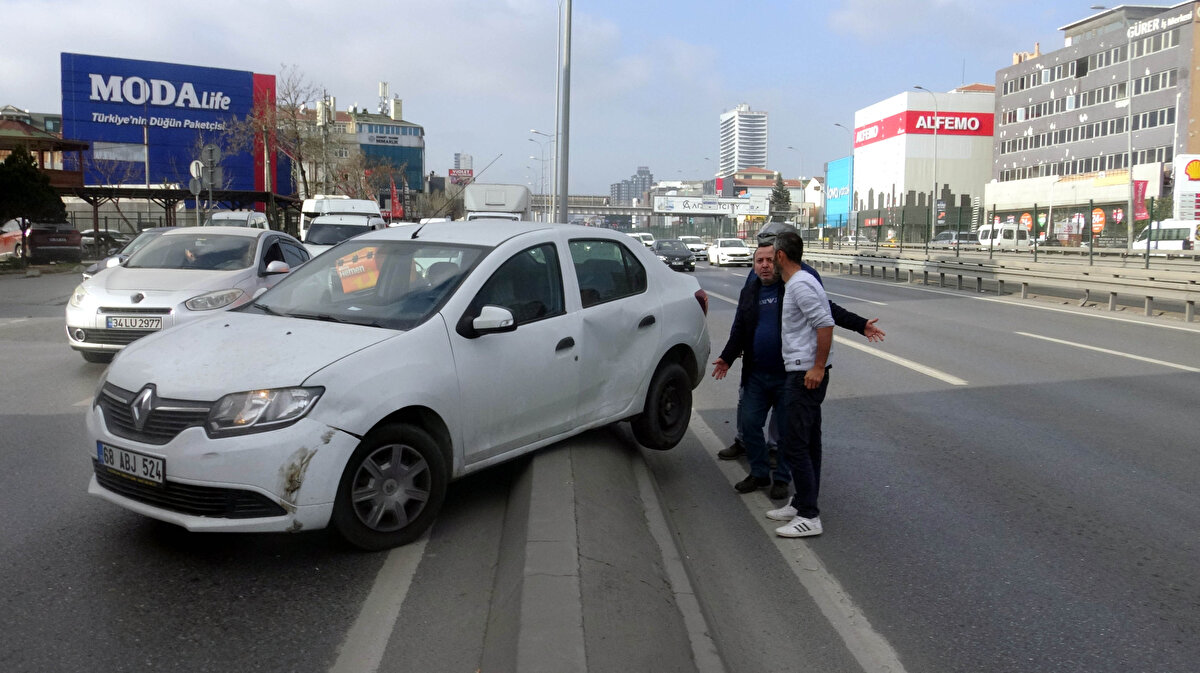 Avcılar D-100 Karayolu'nda saat 14.00 sıralarında Küçükçekmece yönüne giden 34 DGZ 73 plakalı otomobilin sürücüsü, önündeki araca çarpmamak için aniden frene bastı. Bunun üzerine arkasından gelen araçlar, duramayarak birbirlerine çarptı.