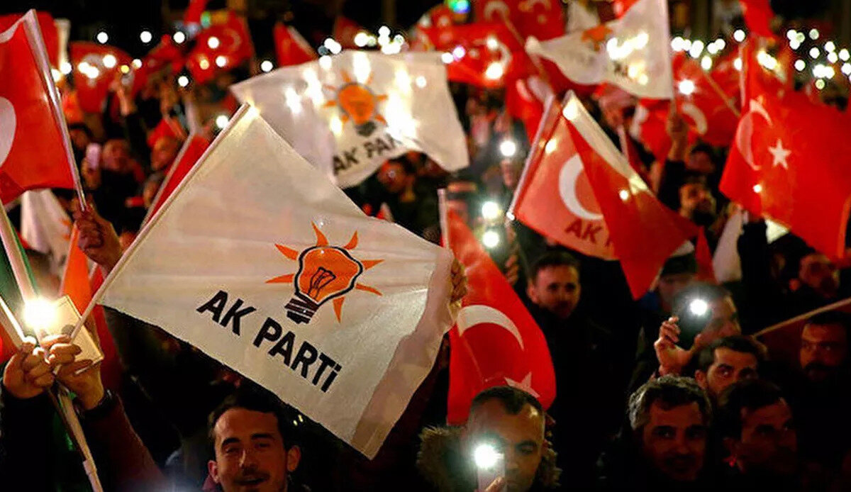 AK PARTİ <br><br>AK Parti’nin 12 Mayıs’taki üye sayısı 11 milyon 40 bin 139’du. Geride kalan yedi ayda iktidar partisi üye sayısını 201 bin 91 kişi artırarak toplam 11 milyon 241 bin 230 üyeye ulaştı.